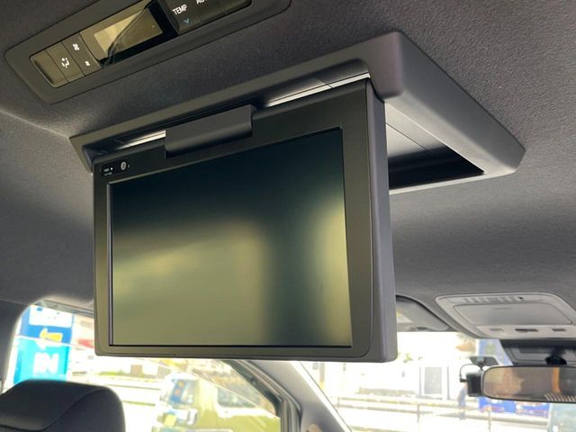 【後席モニター】家族や友人とお出かけする機会が多い方に大人気の後席モニターを装備！見やすい位置に画面がありテレビやDVDの視聴も快適！友達もお子様も、後席にしか乗らなくなるかも？？