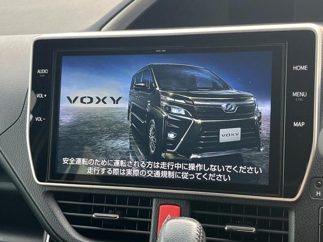 【純正ナビ】人気の純正ナビを装備しております。ナビの使いやすさはもちろん、オーディオ機能も充実！キャンプや旅行はもちろん、通勤や買い物など普段のドライブも楽しくなるはず♪
