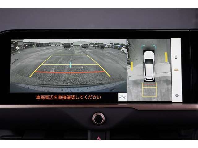 【パノラミックビューモニター】　後退時に車両の後ろ側を表示するだけでなく上から見たような映像で車庫入れなどバックする際に安心です。