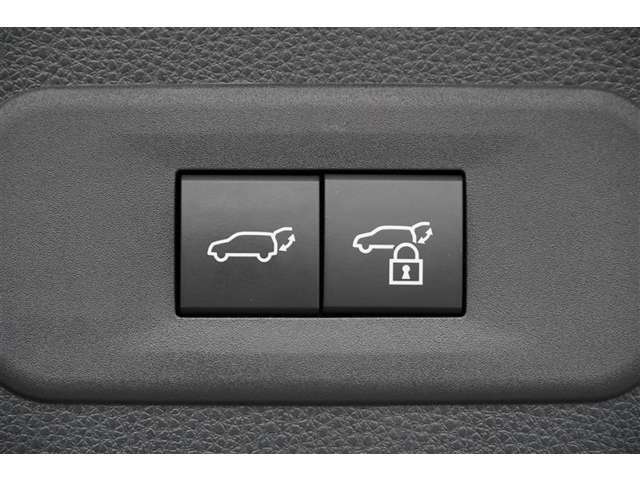 【クローザー】　スイッチを押すと電動でバックドアが閉まります。