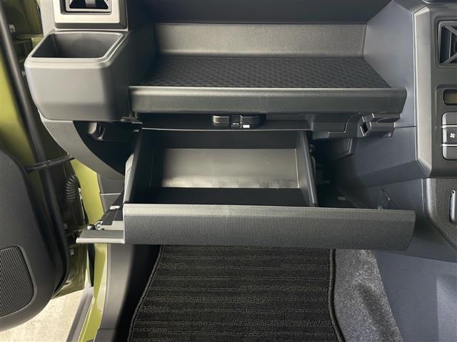 【グローブボックス】車検証ケースや、日頃使う小物類の収納に便利ですね！