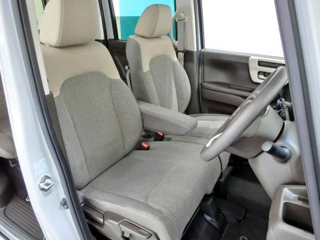 運転席シートです。フィット感が有り座り心地の良いシートです。