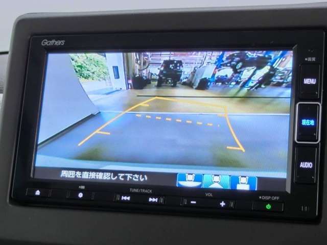 バックモニターで車庫入れも安心。