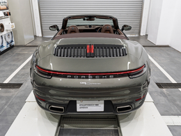オプション：ポルシェエントリー＆ドライブシステム、ダークパルダオインテリア パッケージ、レザー サンバイザー、アルミニウム PDKセレクターレバー