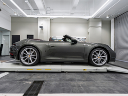 オプション：カラークレストホイールセンターキャップ、スポーツシートプラス バックレスト レザー ダーク パルダオ インレイ、ポルシェクレストエンボスヘッドレスト、20/21インチ カレラSホイール