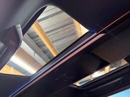 【ガラスルーフ】ガラスルーフ搭載で車内の解放感が一気にアップ！開放的なドライブをお楽しみいただけます。