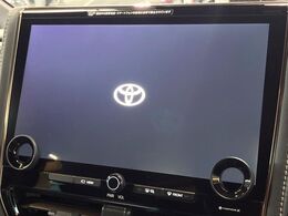 【メーカー純正14インチナビ】インテリアに溶け込むスタイリッシュな「専用設計」メーカーナビを装備♪視認性や操作性など基本性能にも優れ、より上質なカーライフをお楽しみいただけます。