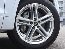 ●オシャレは足元から。サスペンションは硬すぎずしなやかな乗り心地に貢献しています。さらにローアンドワイドの佇まいがスポーティ！