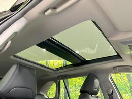 【サンルーフ】開放感たっぷりの希少装備、サンルーフが装着されています！車内に明かりを取り入れたり景色を楽しむ以外にも、車内の空気も簡単に換気できて快適です！
