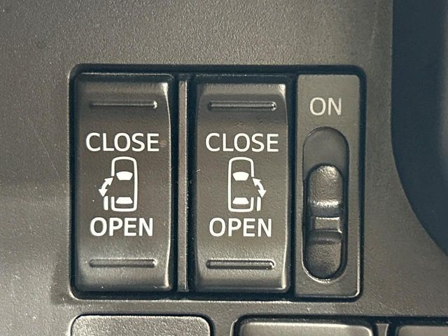 【両側パワースライドドア】スマートキーや運転席のスイッチで後席両側スライドドアの開閉が可能♪電動だから力を入れてドアを開ける必要が無く、小さなお子様でも簡単に開け閉めでき快適です♪