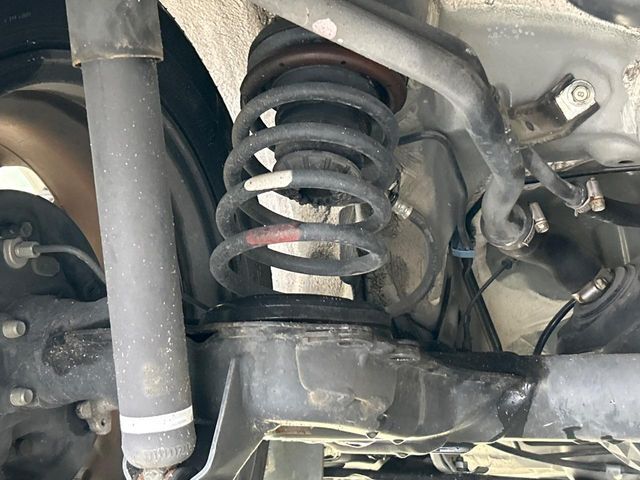 お車を安心してお乗りいただく為には、足回りの定期点検が欠かせません。サービスサポート（有償保証）では無料点検もご提供しており、安心のカーライフをお過ごしいただけるサポート体制が整っています。