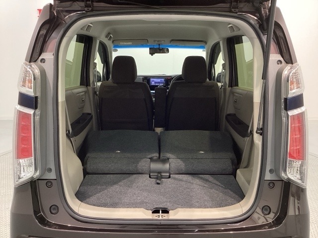 リアシートを倒すと、ラゲッジスペースを広くお使いいただけます！