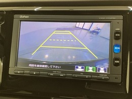 リバースギアに入れるだけで後方の表示へ切り替わります。夜間や雨の日の駐車も楽になりますよ。