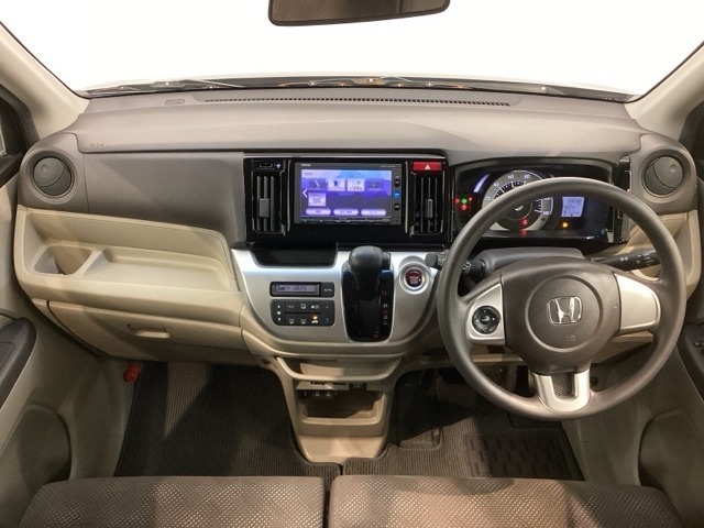 使いやすいレイアウトのダッシュボード周辺です。オートエアコンや小物入れなど嬉しい装備が満載です。