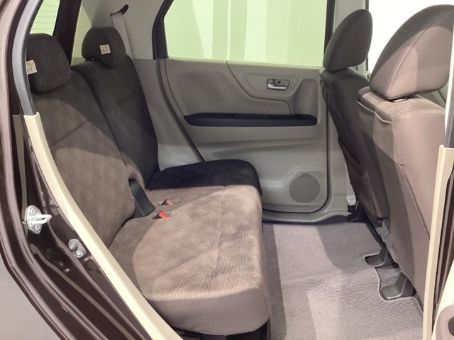 後席も余裕の広さ！ゆったりくつろげます！！