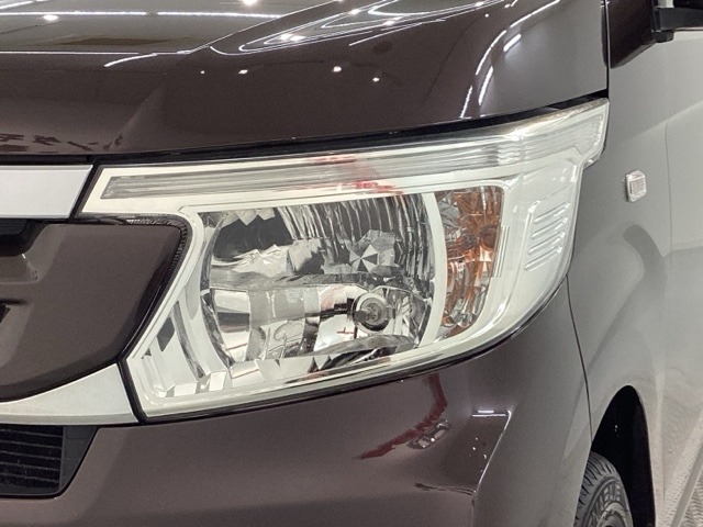 ディスチャージヘッドライト搭載でしっかり明るく照らしてくれるので、夜間走行や不慣れな道でも安心です。