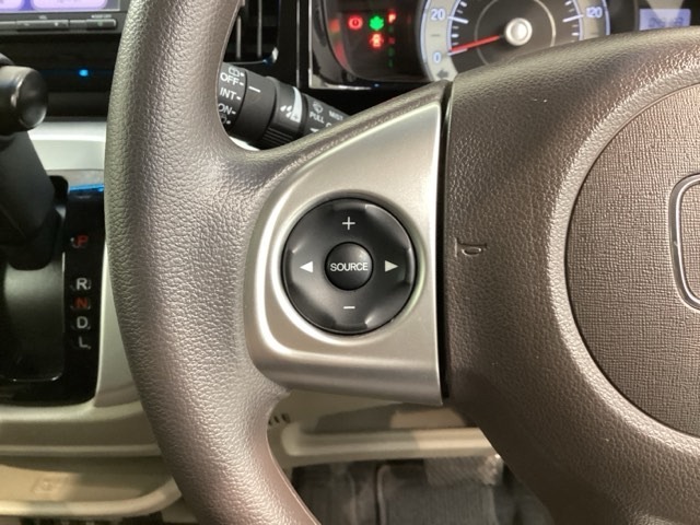 ステアリングにオーディオ操作スイッチが付いています。オーディオ画面に直接タッチしなくても操作が出来ますので、運転に集中できます。