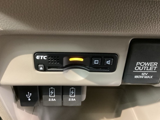 いまや快適なカーライフに欠かせないETCが付いています。