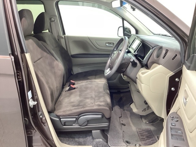 シートは厚めのクッションですのでゆったり座れますよ。