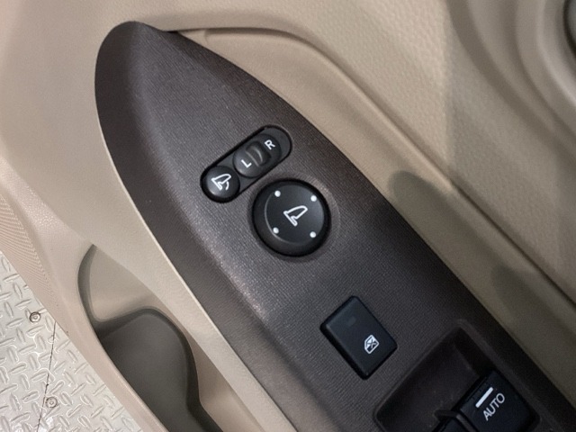 狭い駐車場で便利な電動格納ドアミラーが付いています。