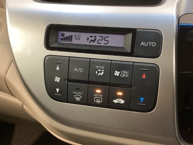 オートエアコンがついていますので、簡単操作で快適に過ごせます。希望の温度に自動調整してくれるのが便利です。