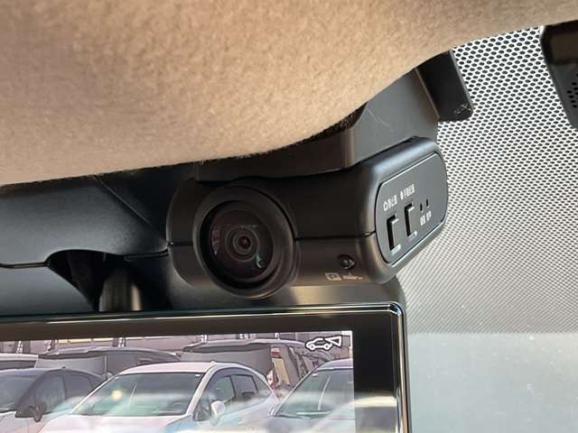 車内と後方のドライブレコーダーでございます！万が一に映像もドライブの思い出も記録できますよ♪