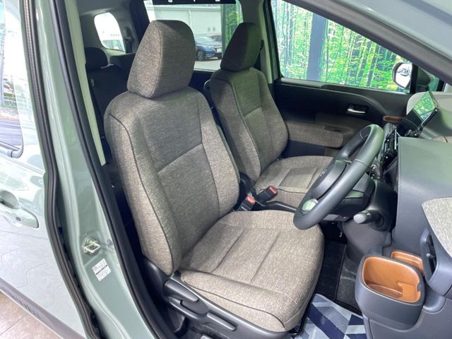 運転席まわりには十分なスペースがあり、大柄な方でもゆったり運転していただける環境です。