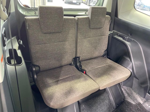 3列目シートはもちろん状態良好☆大人でもゆったりと座って頂けますので、大人数でのお出かけもラクラクです♪ご家族で、気の知れた仲間で、ドライブに行くのが楽しみですね♪