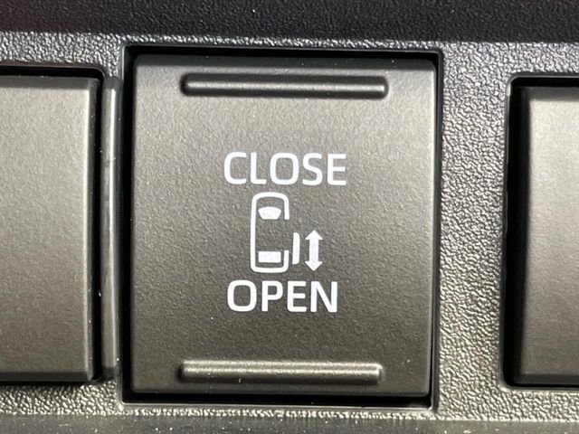 【両側スライドドア】駐車場で隣の車との間隔が狭く乗りにくい時、スライドドアなら安心！ドアオープン時も幅を取らず、開口部が広いので乗り降りがとっても簡単です。大きな荷物の出し入れも後席から可能♪