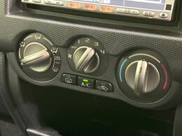 寒い冬も暑い夏も全席に快適な空調を届けてくれる、ダイヤル式エアコンを装備♪