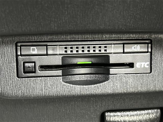 【ETC】有料道路を利用する際に料金所で停止することなく通過できる、ETC車載器（ノンストップ自動料金収受システム機器）が装備されています。セットアップを行うことで利用可能になります。