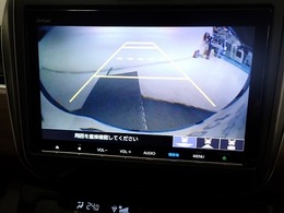 バックも安心のリアカメラ付いています。リアカメラがあると、いつでも安全にバックできますね。死角も減ります。3ビュー切り替え、ガイド線表示なので便利です。