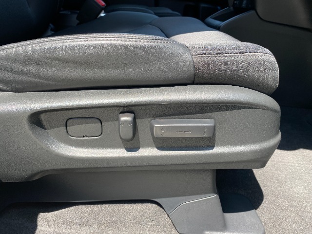 ゆったり・しっかり座れるシートに運転席は高さ調節可能なハイアジャスター付き！シート位置の前後と高さ・ハンドル上下調節で自分に合った最適なポジションを見つけることができます！！