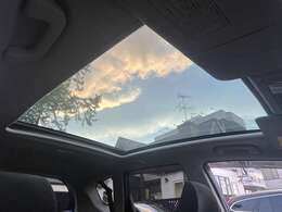 人気オプションのガラスルーフ装備車になります♪シェードを開ければ解放感◎♪後付けが難しい装備となっておりますので初めからあるとうれしい装備となっております！