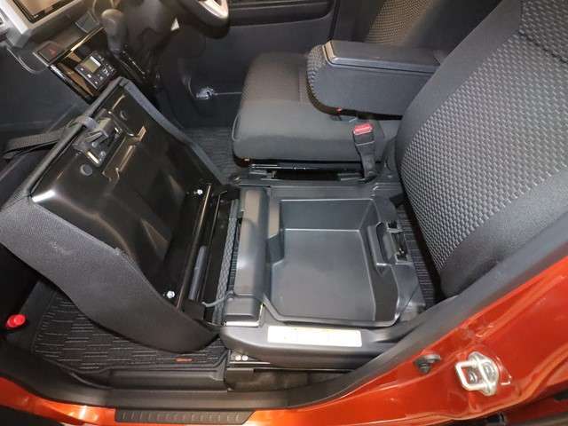 お車のご購入は　カーセブンメガ三郷店にお任せ！入庫の流通がシンプルでおトクな下取り車、買取車が多数在庫！また、とても魅力的なオークションカーも勢ぞろい♪広大な展示場に300台以上の在庫がございます♪