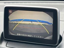 【バックカメラ】駐車時に後方がリアルタイム映像で確認できます。大型商業施設や立体駐車場での駐車時や、夜間のバック時に大活躍！運転スキルに関わらず、今や必須となった装備のひとつです！