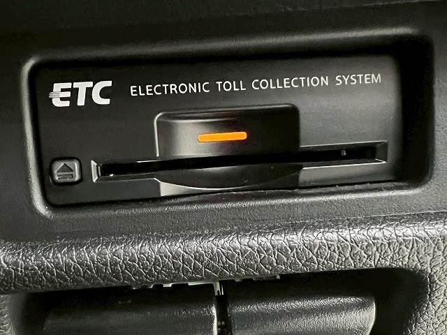 【ETC車載器】を装備しておりますので、ご納車直後からの遠距離ドライブも可能です。土日の利用料金の割引や、朝夕の通行料金を割引料金で高速道路をお楽しみいただけます。