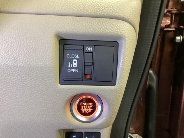左側電動スライドドアは運転席からでも操作ができるように、ハンドル付近に開閉の操作スイッチが付いています。
