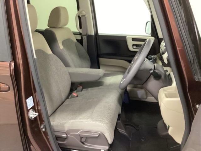 女性でも運転がしやすいように、シートの高さ調整機能（シートリフター）がついてます。運転席と助手席の足元が空いている為、助手席側への移動がスムーズです。交通量の多い道でも助手席側から乗り降りができます。