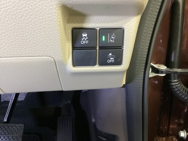 Hondaセンシング用の、VSA（ABS＋TCS＋横滑り抑制）解除とレーンキープアシストシステムのメインスイッチなどはハンドルの右側に装備しています。