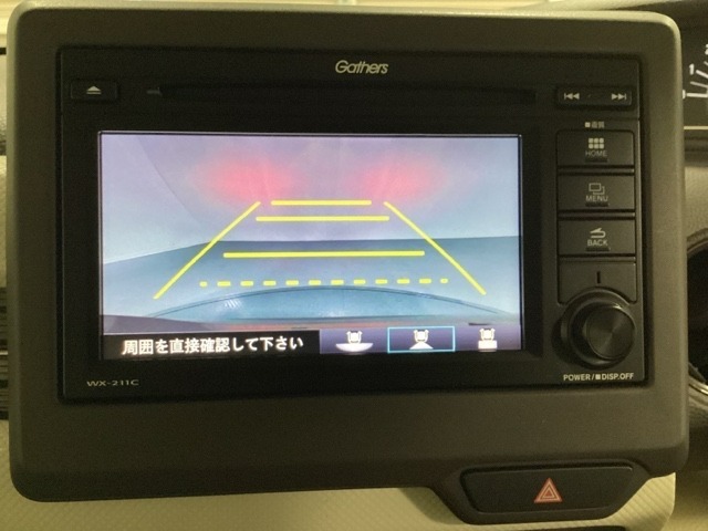 ギヤをR（バック）に入れるとディスプレイオーディオの画面に後ろの映像が映るリアカメラ付です。操作線もついており距離感も画面から確認できます。