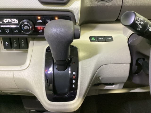 CVT車のセレクトレバーです。低速から高速まで、変速ショックのないスムーズな走りを実現するとともに、エンジン効率のよい領域を維持することで燃費にも貢献します。