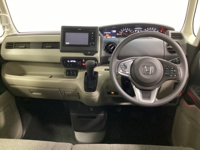車内は光触媒抗菌消臭施工済です。インパネ周りはスタイリッシュなデザインで機能や装備も充実しています。グローブボックスやカップホルダーのほかにトレーなどたくさんの収納スペースが付いています。
