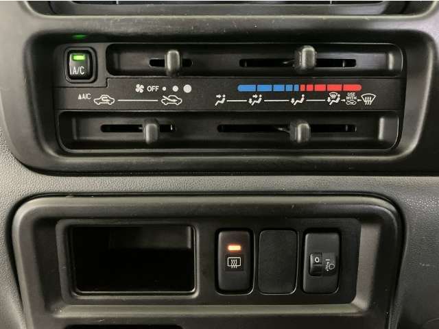 【エアコン】エアコンはマニュアルタイプを装備。温度・風量・吹き出し口を各レバーで設定いただきます。キメ細やかな調整ができます。