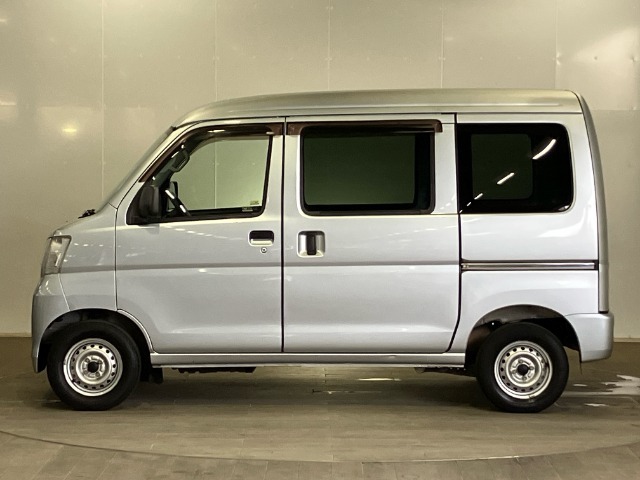 弊社のお客様からの下取りで入庫しました。外装は使用に伴ってのキズや色褪せ等ございます。内装は目立つ汚れやシミも少なく、気になる臭い等もございません。