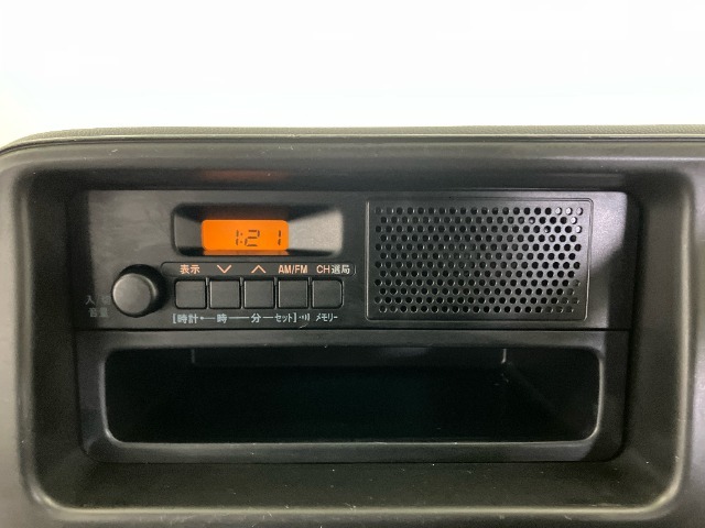 AM・FMチューナーを装備しております。ご予算に応じてナビなどのお取り付けも出来ますので、実車確認の際に店舗スタッフにご相談下さい。