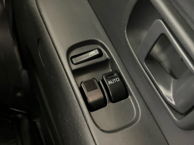 運転席、助手席にはパワーウインドを装備しております。