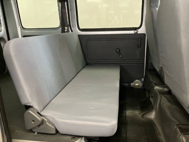 【後席シート】リアシートの足元広々！ゆったりとした姿勢で座ることができます。