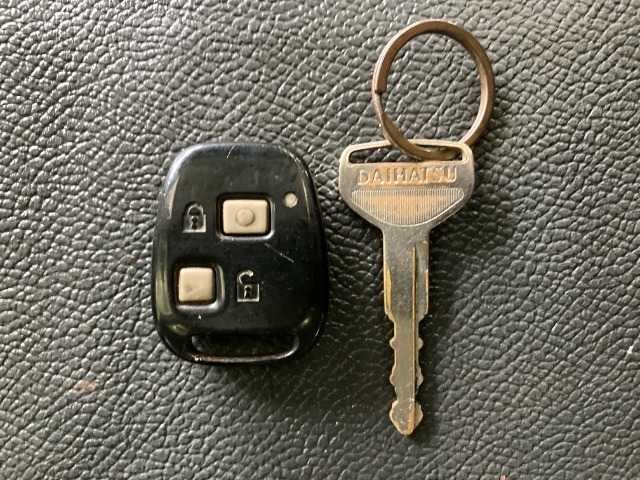 【キーレスエントリー】キーボタンを押すだけで、ドアロックの開閉が可能です。重い手荷物を持っていたり、夜のドアの開閉にとっても便利です。