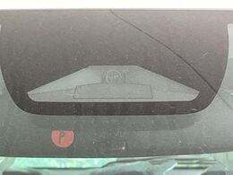 【ホンダセンシング】走行中に前方の車両等を認識し、衝突しそうな時は警報とブレーキで衝突回避と被害軽減をアシスト。より安全にドライブをお楽しみいただけます。